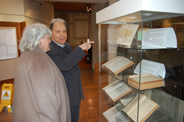 Il professor Riva mostra al Rettore il primo volume scritto da Camillo Golgi, primo Nobel italiano