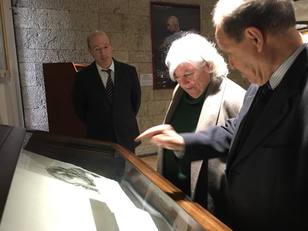 Il Rettore osserva l'Atlante di Anatomia donato al prof. Riva dalla nipote di Giuseppe Sterzi