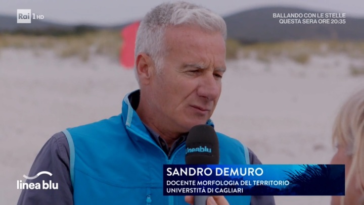 Un momento dell'intervista: Sandro Demuro spiega il giusto comportamento da tenere per rispettare la bellezza dell'ambiente della Sardegna