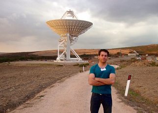 Ciriaco Goddi davanti al Sardinia Radio Telescope