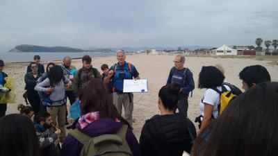 Sandro Demuro e Angelo Ibba con un gruppo di studenti sulla spiaggia del Poetto