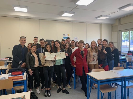 Cagliari. Foto di classe, con docenti e pro rettore dell'ateneo, per le vincitrici del Concorso Unistem day 2019