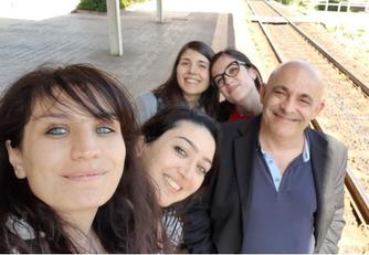 Nella foto il professor Orrù con le giovani ricercatrici del gruppo di studiosi dell'Università di Cagliari partecipante al convegno di Escalaplano