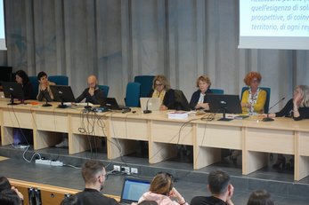 Il tavolo dei relatori: Elisabetta Gola, Daniela Virdis, Massimo Arcangeli, Claudia Stamerra, Nicoletta Maraschio, Roberta Celot, Susi Ronchi