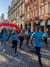 Cagliari. Una fase del "miglio" con in primo piano con le t-shirt celesti i ragazzi del CLab di Cagliari