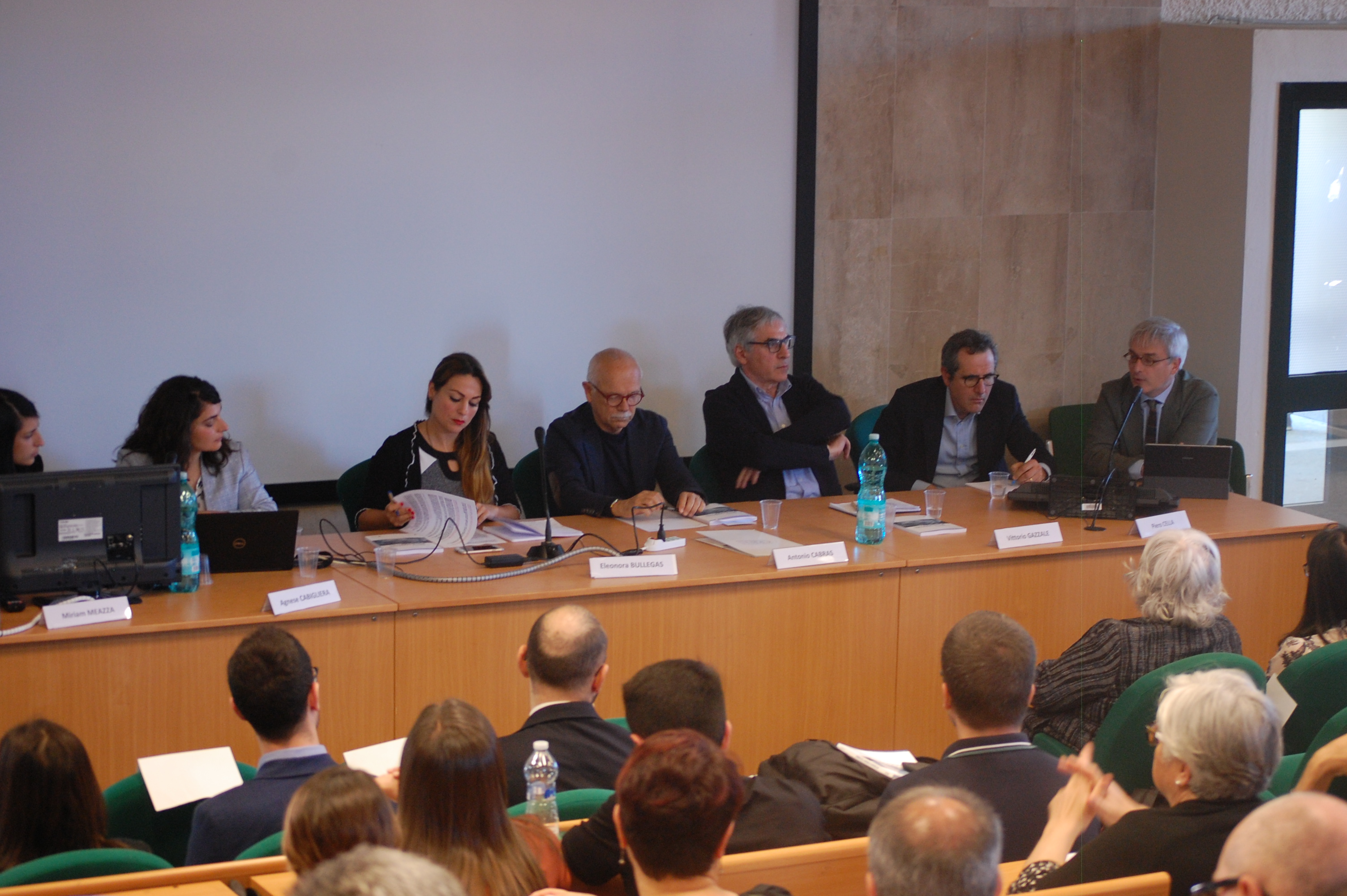 Rapporto CRENoS: l'avvio della tavola rotonda moderata da Eleonora Bullegas