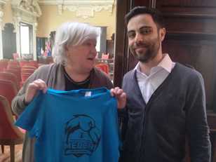 Maria Del Zompo con Alessio Correnti. Il rettore mostra con orgoglio la t-shirt azzurra della facoltà di medicina