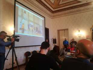 Cagliari. Una fase della conferenza stampa con la presentazione del video della manifestazione curato dallo staff di AteneiKa