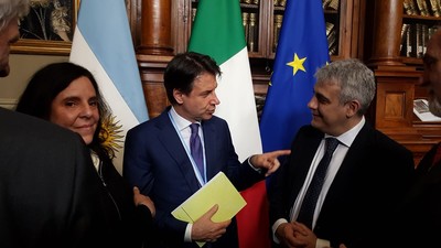 Il Presidente del Consiglio Giuseppe Conte tra Anna Maria Siniscalchi e Carlo Pilia nel corso di un recente incontro a Roma