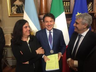 Il Presidente del Consiglio dei Ministri conversa con Anna Maria Siniscalchi e Carlo Pilia al termine dell'incontro