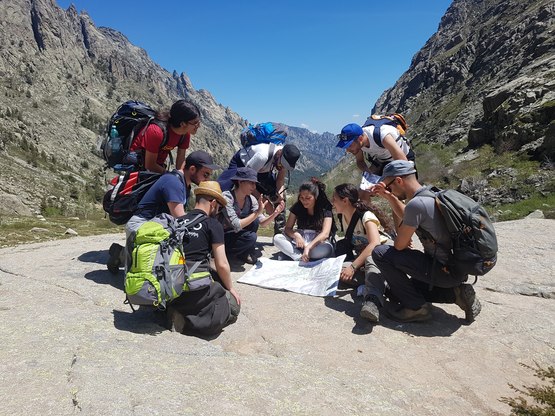 Gli studenti imparano a riconoscere in carta le morfologie glaciali osservate sul terreno