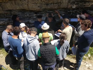 In questa immagine, gli studenti imparano a rilevare le caratteristiche geomeccaniche