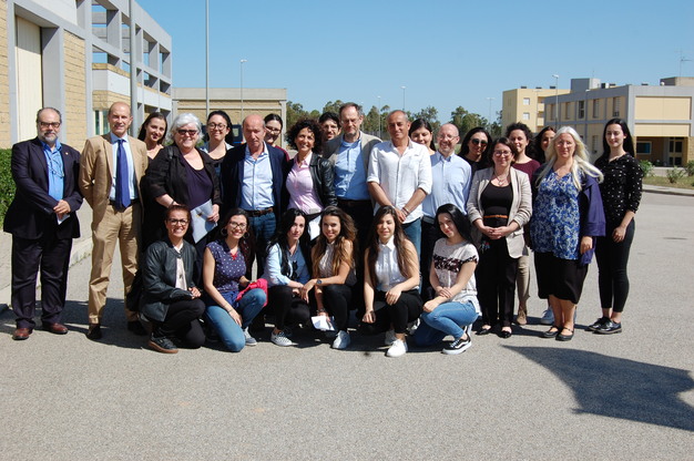 Studenti e professori con il Rettore fuori dal carcere di Uta prima della lezione della prof.ssa Del Zompo