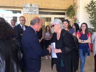 Stretta di mano tra Maria Del Zompo e Maurizio Veneziano