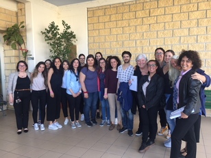 Foto di gruppo con le studentesse e gli studenti, Marina Mondo e Cristina Cabras, docenti di UniCa