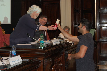 I complimenti del Rettore e del Prorettore vicario a Simone Paderi: suo il video "L'abbraccio" che ha ottenuto la menzione speciale