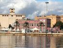 La sede del MEDCOASTLAB è all'interno della palazzina rosa, conosciuta per essere stata la sede storica dell'Autorità portuale di Cagliari