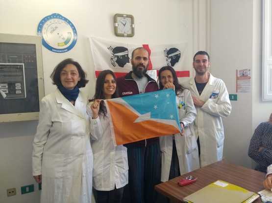 Da sinistra, Fernanda Velluzzi, Valeria Corsale (laureanda medicina), Elisabetta Loi (infermiera, facoltà medicina), Antonio dell Osa e Andrea Deledda (dottorato nutrizione clinica)