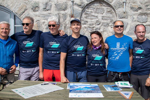 Foto di gruppo per la firma della Carta dell'Adamello: il primo a sinistra &egrave; Sandro Demuro, delegato del Rettore dell'Universit&agrave; di Cagliari Maria Del Zompo