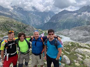 Sandro Demuro con alcuni studenti dell'Universit&agrave; di Brescia: dallo zaino del professore spunta la bandiera con i quattro mori, simbolo della Sardegna