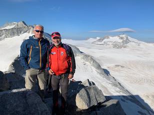 Foto scattata da Hans Gamper Libera Universit&agrave; di Bolzano che ritrae l&rsquo;abbraccio in vetta a 3200 metri - con il ghiacciaio dell&rsquo;Adamello sullo sfondo - tra Sandro Demuro e il responsabile del CAI Renato Veronesi