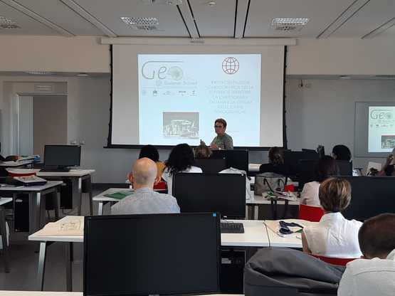 Maria Teresa Melis tiene il seminario sulla rappresentazione cartografica della superficie terrestre. La cartografia italiana e la lettura delle carte topografiche