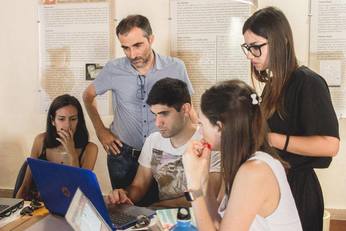 DH.UNICA.IT è un progetto transdisciplinare, che nasce dall'iniziativa di un coordinamento tecnico-scientifico formato dagli ambiti di Storia, Archivistica, Cinema, Musica, Geografia