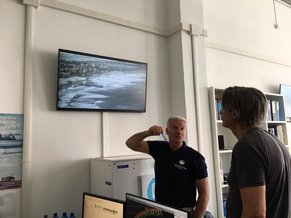 Sandro Demuro mostra a Massimo Mignanelli le immagini della recente mareggiata al Poetto