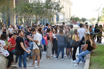 Test Medicina: studenti in attesa prima della prova di qualche anno fa