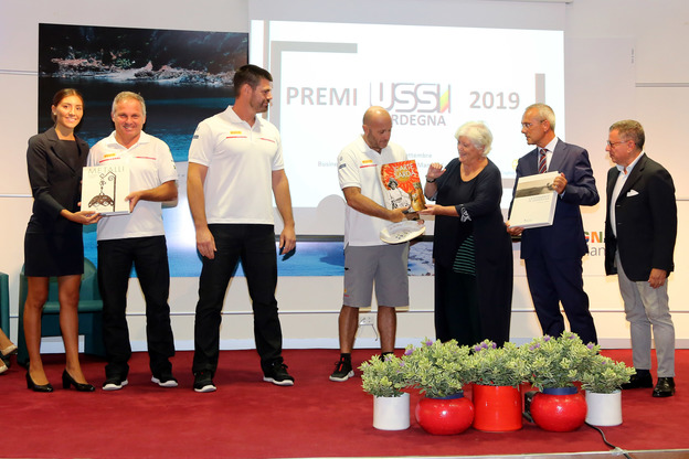 Elmas. Il rettore premia Max Sirena, skipper di Luna Rossa Prada Pirelli in gara nell'America's cup 2021 ad Auckland