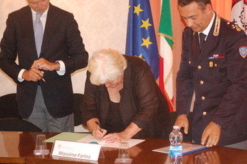 Il Rettore Del Zompo firma l'accordo con la Polizia di Stato