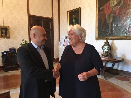 Stretta di mano tra Celestino Tabasso e Maria Del Zompo