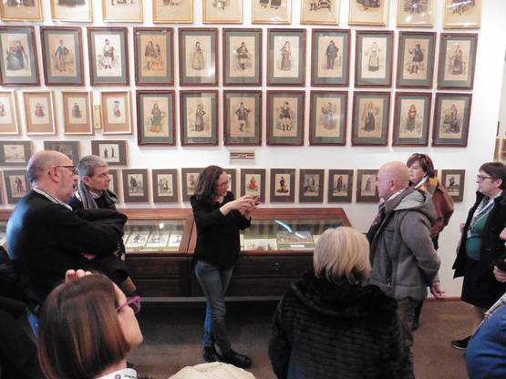Rita Pamela Ladogana, responsabile scientifica della Collezione Piloni, illustra le opere in mostra. A sinistra, Giuseppe Melis, docente di UniCa e console Touring Club Italiano