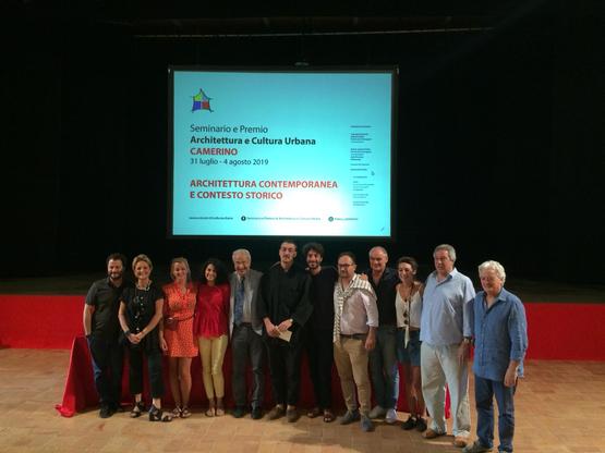 Foto di gruppo al termine della premiazione a Camerino