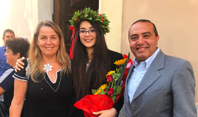 Università di Cagliari, 19/9/2019 - La neodottoressa Oumayma Lahmar il giorno della laurea, con la responsabile Ismoka Anna Aloi e Ihab Soliman, del settore mobilità studentesca