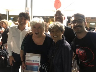 Tutela della ricerca biomedica: il rettore posa con il manifesto di sensibilizzazione sulle attivit&agrave; dei ricercatori che ha avuto tra i firmatari la senatrice a vita Elena Cattaneo, il farmacologo Luigi Garattini e il premio Nobel, Eric Kandel