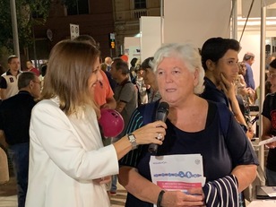 Manuela Salis, inviata di Sardegna 1 tv, durante l'intervista alla professoressa Del Zompo