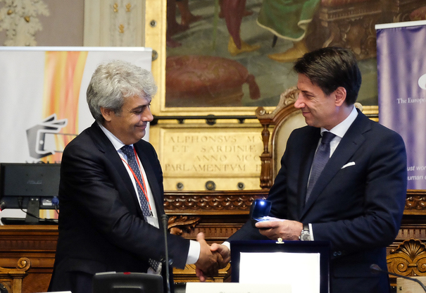 La consegna del riconoscimento, la stretta di mano tra Carlo Pilia e Giuseppe Conte (foto Giuseppe Ungari)