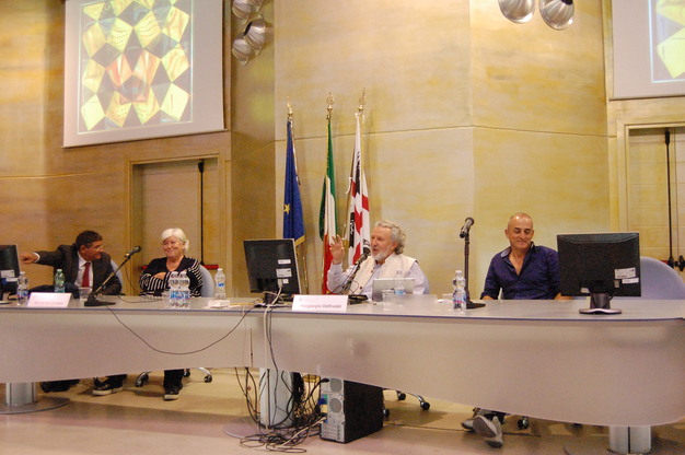 Un passaggio della lectio di Piergiorgio Odifreddi. Accanto a lui da sinistra Francesco Mola (Prorettore vicario), Maria Del Zompo (Rettore) e Lucio Cadeddu (docente Dipartimento di Matematica e Informatica)