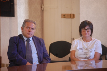 Aldo Urru, Direttore Generale di UniCa, e Raffaella Origa, medico che ha collaborato al progetto di ricerca dal quale è scaturito la tesi