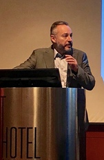 Stefano Angioni. Il docente ha eseguito una laparoscopia a singolo accesso in collegamento dalle sale operatorie del complesso di Monserrato