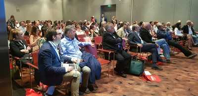 Cagliari. Sala gremita al T-Hotel per i lavori sulla chirurgia mini invasiva. A sinistra, in primo piano, il professor Finco