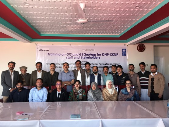 Maria Teresa Melis e gli studenti impegnati nelle attivit&agrave; di training in aula a Skardu. Tra i partecipanti, i direttori dei parchi del Central Karakorum National Park e del Deosai National Park.