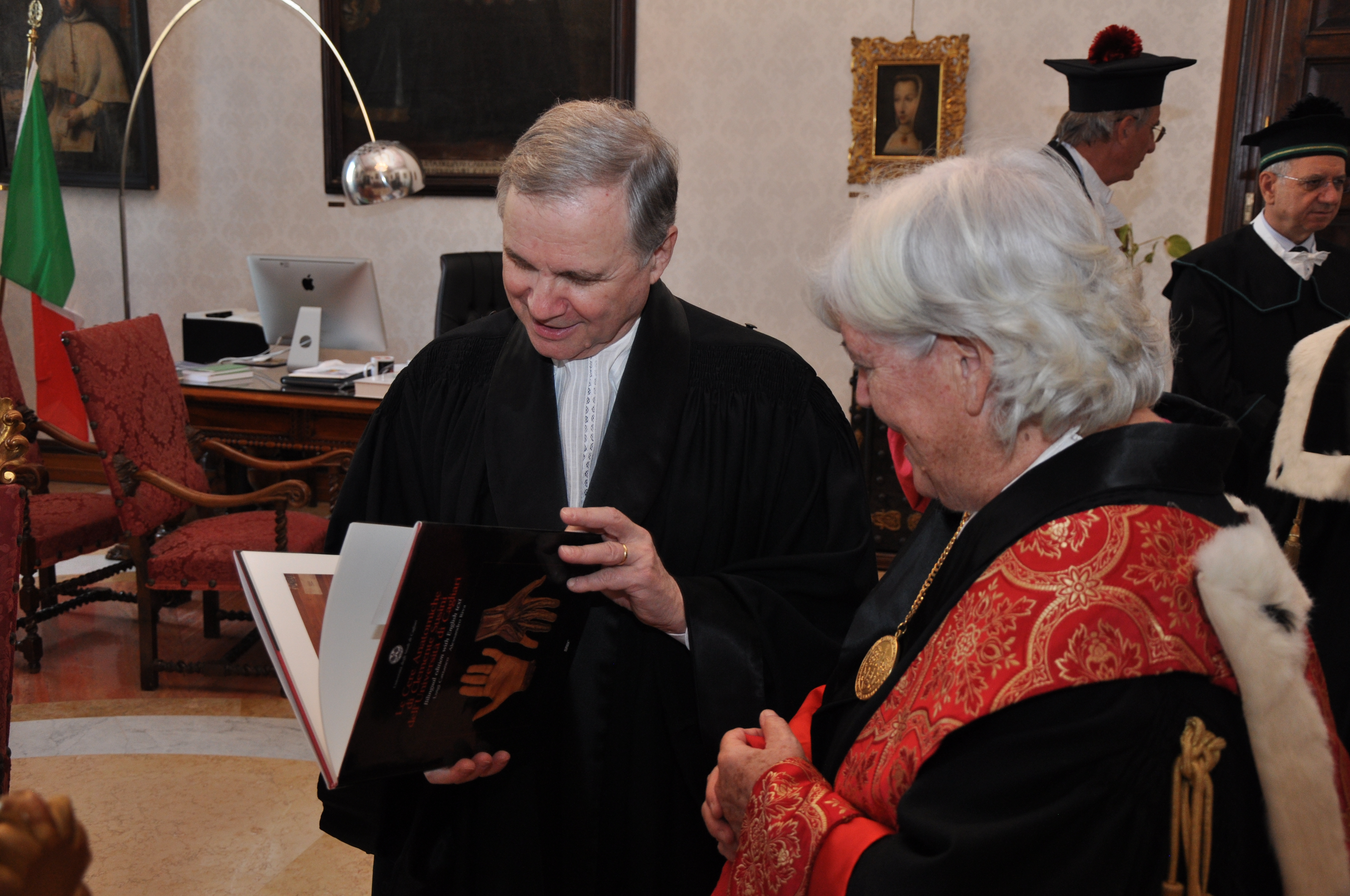 Il Rettore dona al Governatore una copia del volume sulla Mostra delle Cere anatomiche di Clemente Susini