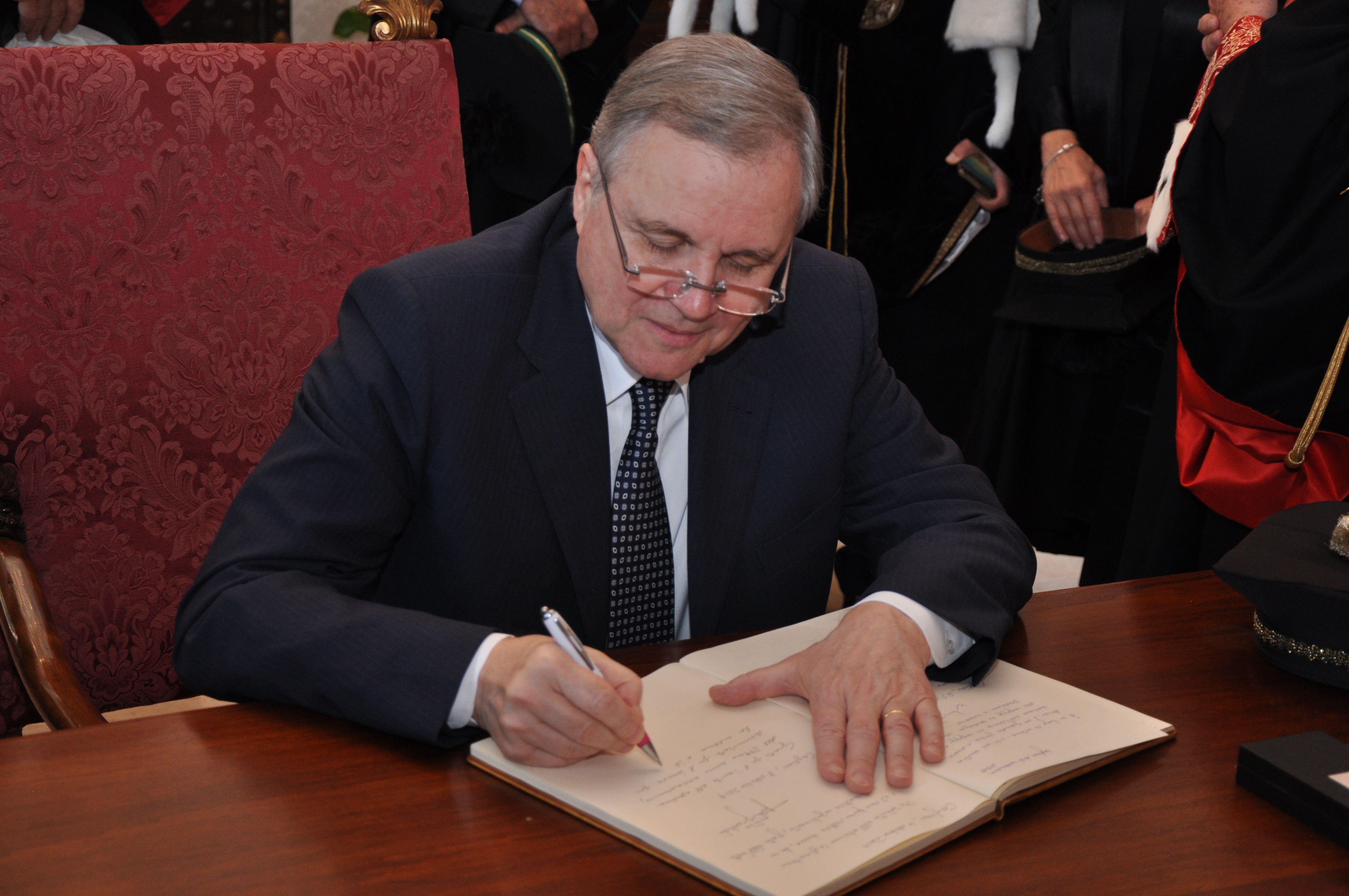 Ignazio Visco firma il libro degli ospiti
