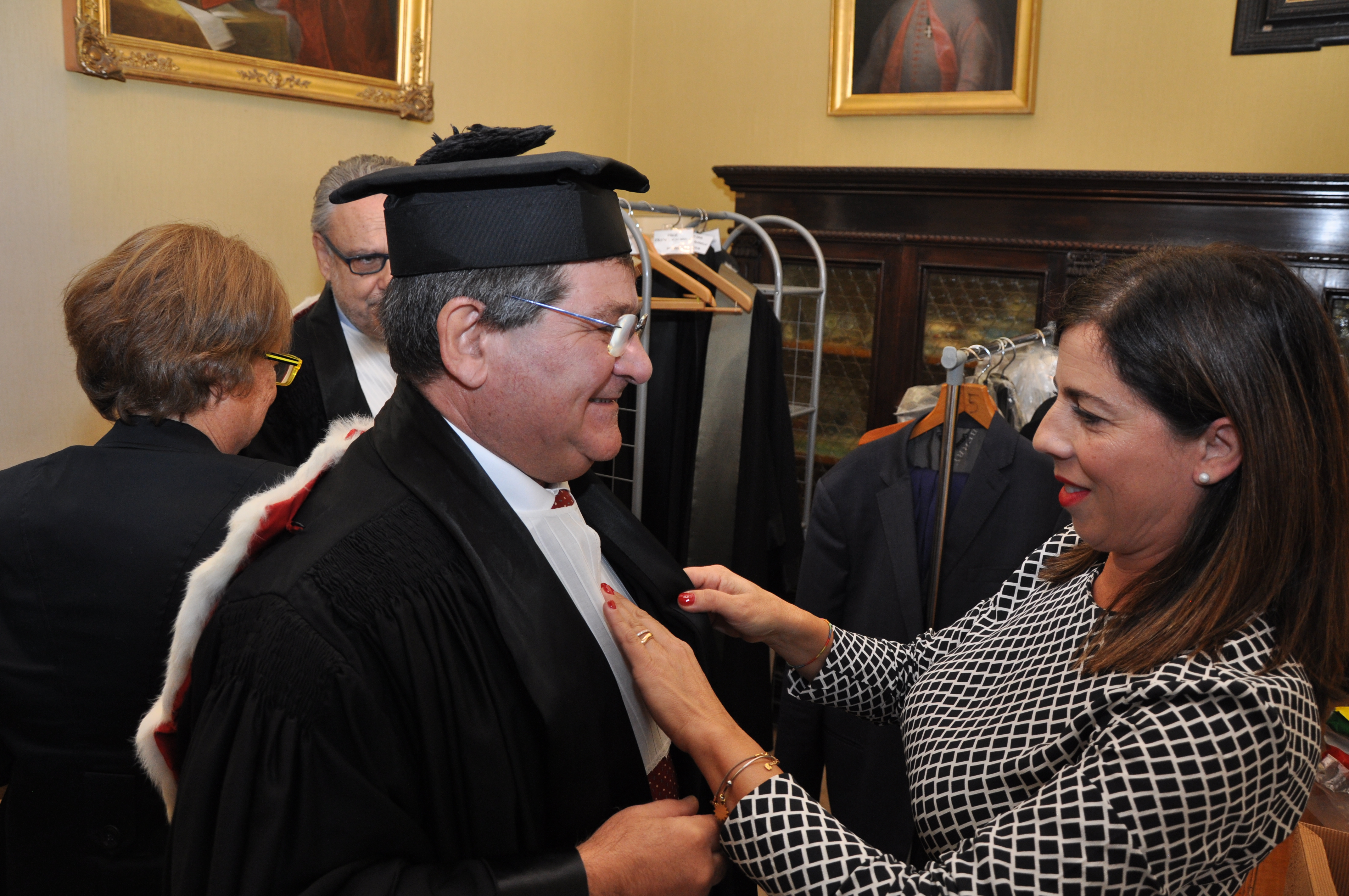 Sabrina Manna assiste il Prorettore vicario Mola durante la preparazione alla cerimonia