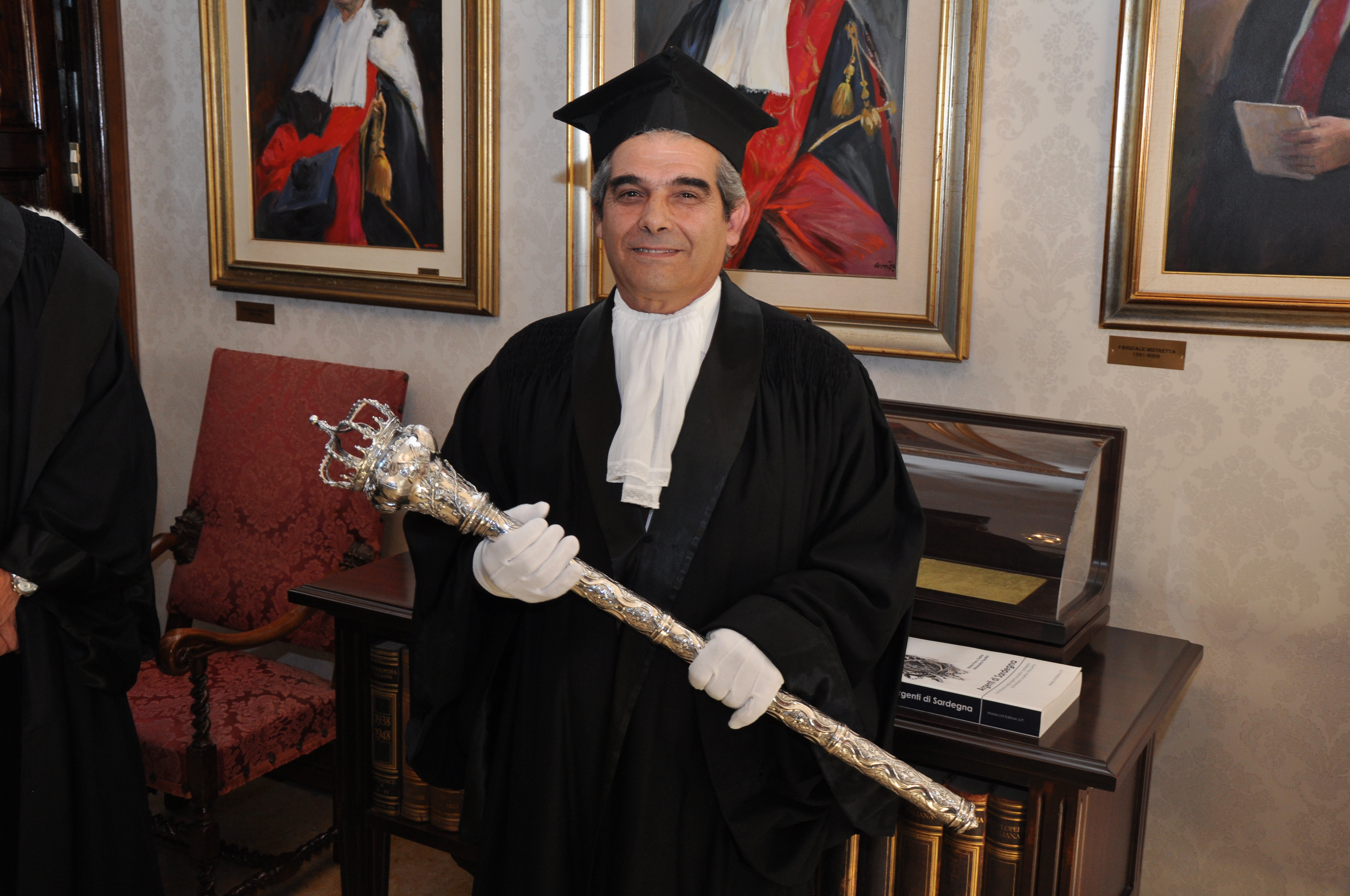 Il mazziere Giampaolo Orgiana: la tradizione vuole che sia il commesso con maggiore anzianit&agrave; a portare all'inizio del corteo la mazza, che simboleggia il potere in Ateneo