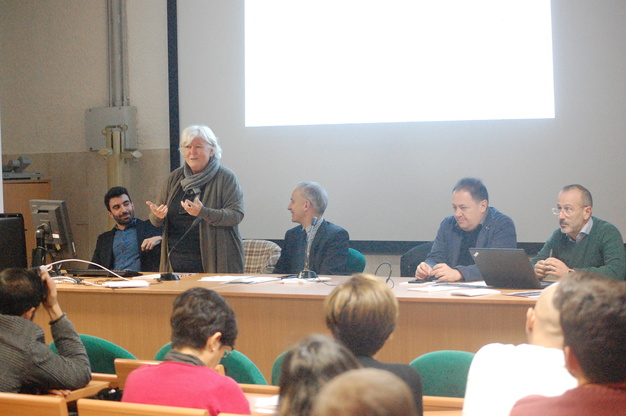 "L'isola degli studenti. Una favola vera": un'immagine della presentazione del libro, ieri nell'Aula B della Facolt&agrave; di Scienze economiche, giuridiche e politiche