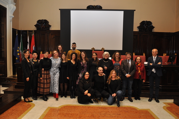 Foto del gruppo di lavoro "Una stanza tutta per s&egrave;", il percorso espositivo realizzato dagli studenti e dalle studentesse di UniCa con tre artiste