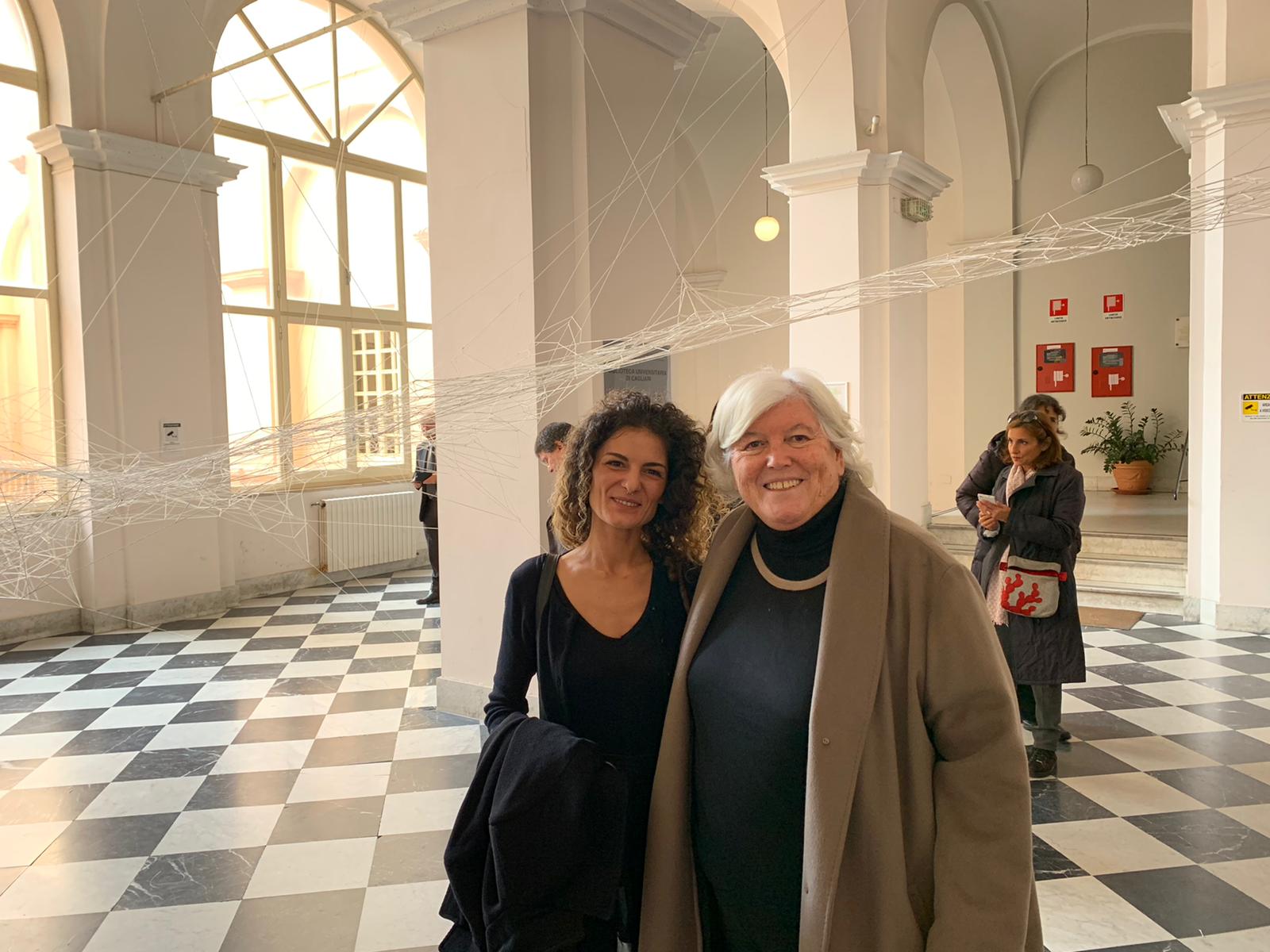 Il Rettore con Daniela Frongia davanti all'opera "Percorsi" davanti alla Collezione Piloni